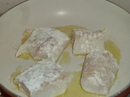 Салат с жареной треской, апельсинами и маслинами
