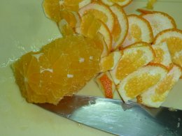 Салат с жареной треской, апельсинами и маслинами