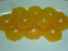Салат с жареной треской, апельсинами и маслинами