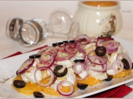 Салат с жареной треской, апельсинами и маслинами