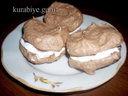 Шоколадное безе с кремом и вишней