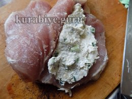 Фаршируем начинкой разрез свиной котлеты