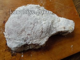 Обваливаем котлету в муке