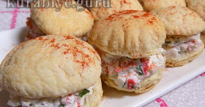 Закусочные пирожные с салатом из крабовых палочек