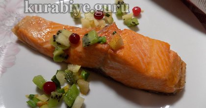 Запечённый лосось с сальсой из киви и груши