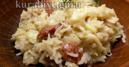 Рис с копчёными колбасками и цуккини 