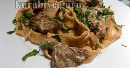 Паста с грибами и говядиной в сливочном соусе