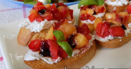 Кростини с клубникой и нектарином 