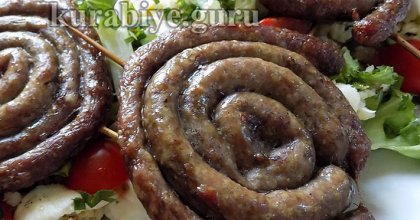 Тёплый салат с булгуром и колбасками гриль