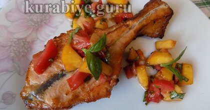Лосось запечённый с персиковой сальсой 