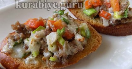 Горячие гренки с фаршем и сладким перцем