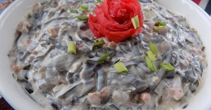 Салат із морської капусти з копченою рибою