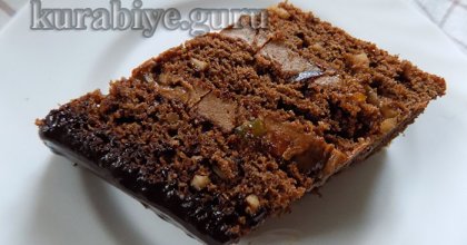 Шоколадний торт зі сливами 