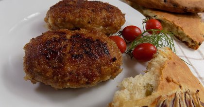 Котлети з ковбасним сиром і помідорами