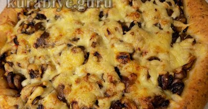 Открытый пирог с грибами и сыром