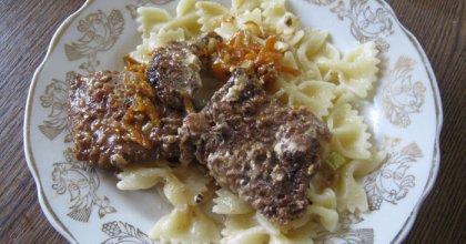 Тушеная печень с луком и морковью в сметане