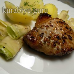Свиная котлета с молодым картофелем и маринованными кабачками