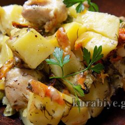 Курица тушеная с картофелем в сметанном соусе