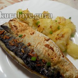 Скумбрия в чесночном соусе с обжаренным картофелем