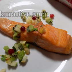 Запечений лосось з сальсою із ківі та груші