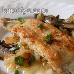 Камбала жареная с грибами и корнишонами