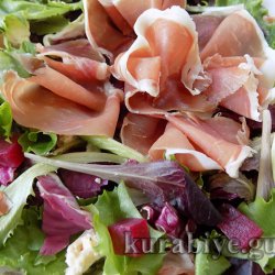 Салат со свёклой, прошутто и голубым сыром 