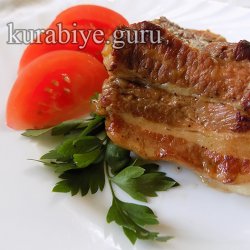 Тушеные свинные рёбрышки с яблоками и луком