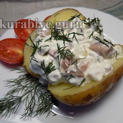 Печёный картофель с селёдочным соусом