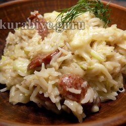 Рис із копченими ковбасками та цукіні