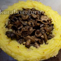 Картопляна запіканка з лісовими грибами у духовці