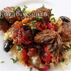 Говядина тушеная с овощами и копчёными колбасками 