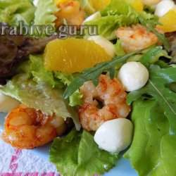Салат с креветками, апельсинами и ореховой заправкой