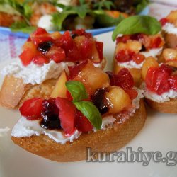Кростини с клубникой и нектарином 