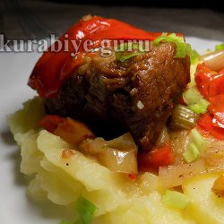 Говядина тушеная в вине с овощами