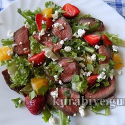 Апельсиново-клубничный салат с говядиной 
