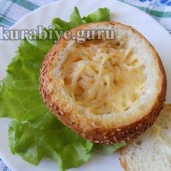 Яичница с колбасой в булочке