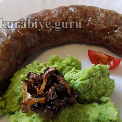 Гороховое пюре с колбасками и карамелизированным луком