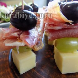 Виноградно-сырная закуска с прошутто на шпажке