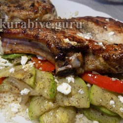 Свиная котлета с кускусом и овощами