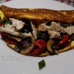 Курячий салат з овочами в омлеті