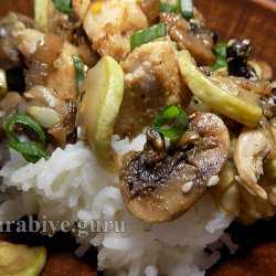Курица жареная с кабачками и грибами