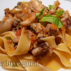 Паста с морепродуктами в томатном соусе