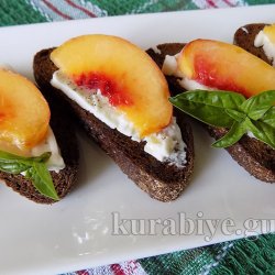 Гренки с козьим сыром и персиком