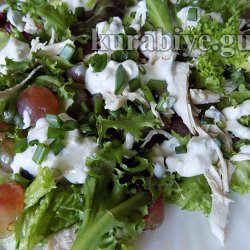 Куриный салат с виноградом и голубым сыром