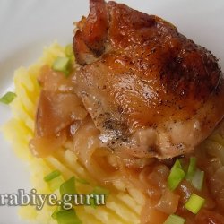 Курица тушеная с яблоками и луком