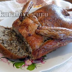 Качка фарширована гречаною кашею з потрохами 