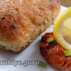 Жареный сом с соусом из запечённого сладкого перца 