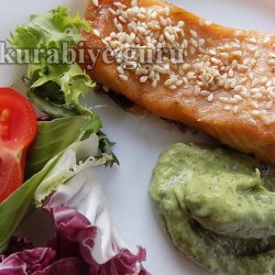 Лосось запечённый в кунжуте с соусом из авокадо
