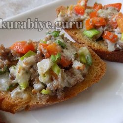 Горячие гренки с фаршем и сладким перцем