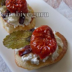 Брускетта с запечёнными томатами и сливочным сыром
